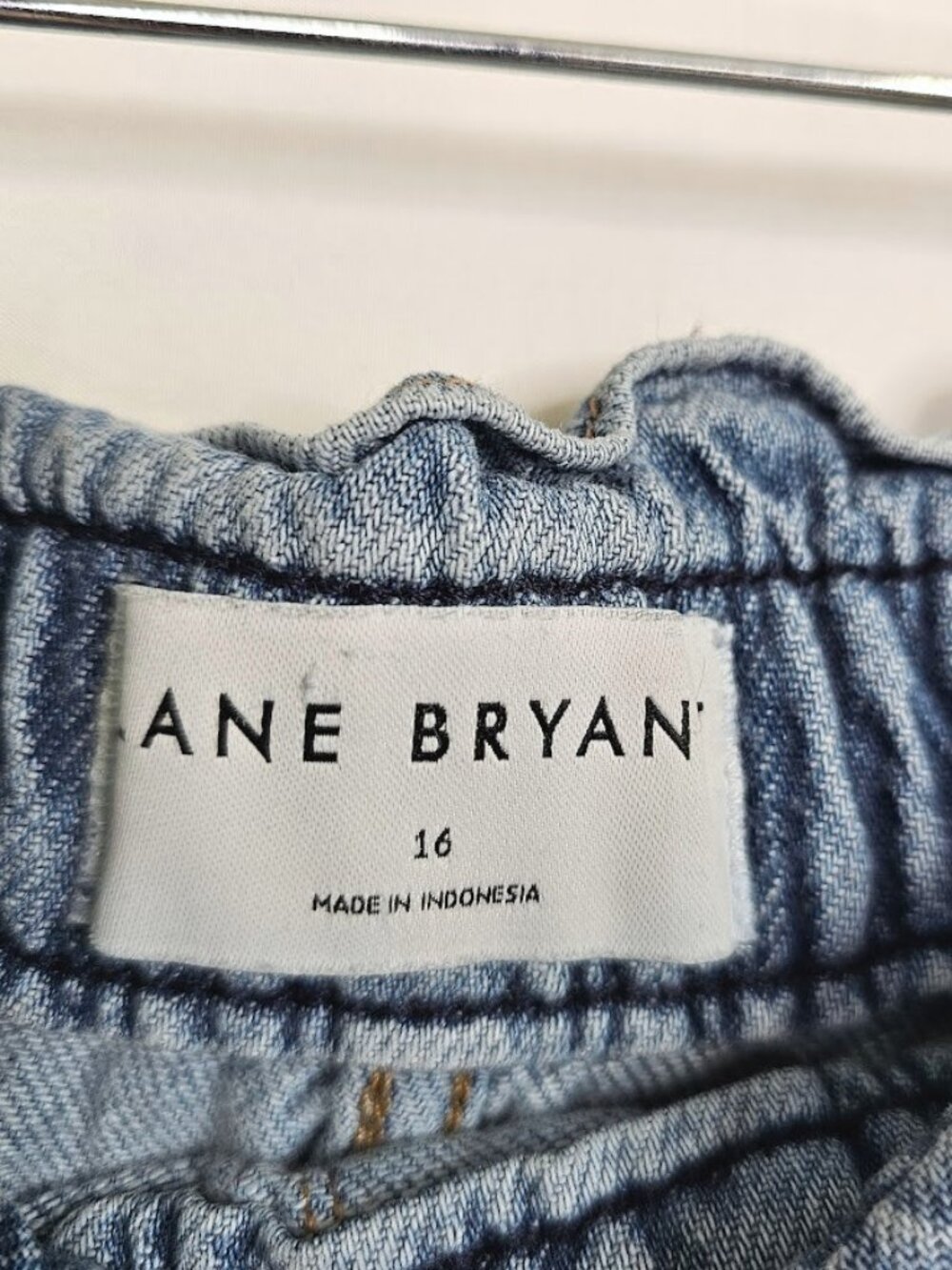 LANE BRYANT Pull On Jean Shorts MEDIUM WASH BLUE Denim size 16 High Rise Midi - Picture 4 of 7